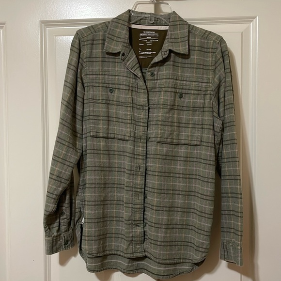 REI brand flannel long sleeve shirt. Green and tan plaid. Women’s medium - Picture 1 of 2